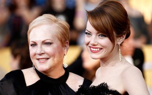 Giải BAFTA 2024: Emma Stone luôn có mẹ phía sau