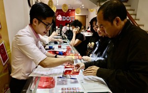 Giá vàng giảm, không khí mua sắm nhộn nhịp ngày vía Thần tài