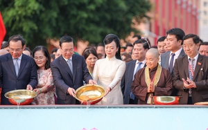 Chủ tịch nước Võ Văn Thưởng và Phu nhân cùng các kiều bào dâng hương, thả cá tại Bến Nhà Rồng