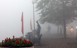 Hình ảnh: Hà Nội chìm trong sương mù dày đặc, chất lượng không khí ở ngưỡng rất xấu