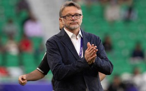 Vì sao HLV Troussier chưa quay lại Việt Nam dù đã qua Tết Nguyên đán?