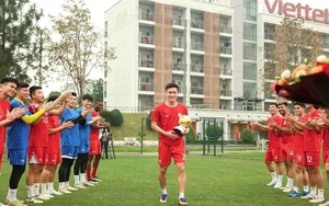 Hoàng Đức khoe quả bóng vàng trên sân tập, HLV Viettel truyền 'thông điệp cuộc sống'