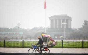 Thủ đô Hà Nội có mưa, sương mù vào sáng sớm