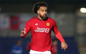 Cầu thủ kiêm HLV vào sân ghi bàn giúp U21 MU hạ Man City, CĐV đồng loạt nói 'việc gì cũng đến tay'