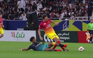 Streamer nổi tiếng nhận đủ 'gạch đá' vì pha phạm lỗi thô bạo với huyền thoại bóng đá Brazil