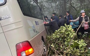 Xe khách chở cán bộ hưu trí Bệnh viện Quân y 110 lao xuống vực ở Tam Đảo