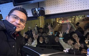 HLV Kiatisuk chụp ảnh với người hâm mộ từ vị trí 'lạ' sau trận thắng của CAHN