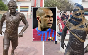 Choáng với cách cổ động viên Brazil phá hoại bức tượng Dani Alves