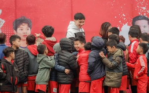 Đoàn Văn Hậu tiếp lửa cho các cầu thủ tương lai của CLB CAHN