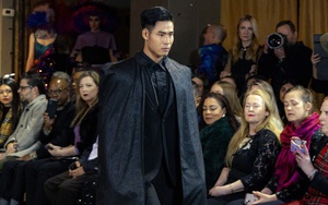 Danh Chiếu Linh sải bước trên sàn diễn thời trang ở New York