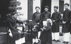 Chữ và nghĩa: 'Tháng Giêng ăn Tết ở nhà'