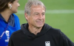 Hàn Quốc bị loại tại bán kết Asian Cup, HLV Klinsmann gây phẫn nộ vì nụ cười khó hiểu