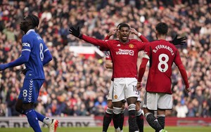 Hành động đẹp của Bruno với Rashford bị cựu sao MU chỉ trích 