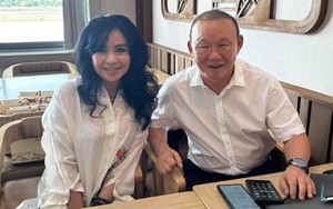 HLV Park Hang Seo tươi cười bên cạnh ca sỹ hàng đầu Việt Nam