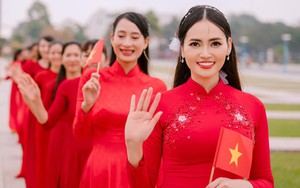 Hoa hậu Bích Hạnh cùng phụ nữ TP. Phan Rang xếp hình bản đồ Việt Nam