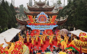 Góc nhìn: Đi qua 'tháng lễ hội'