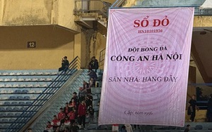 CĐV CAHN treo băng rôn theo phong cách độc lạ ở SVĐ Hàng Đẫy, nhưng đã bị buộc phải gỡ bỏ