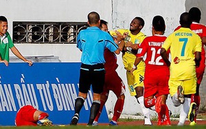 CLB Hải Phòng và Hà Nội FC tạo ra trận cầu bạo lực bậc nhất lịch sử V-League, sân cỏ biến thành võ đài 