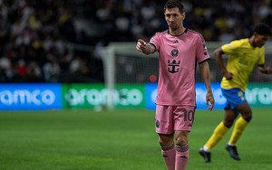 Bị fan Ronaldo khiêu khích, Messi lạnh lùng đáp trả bằng một hành động không thể 'ngầu' hơn