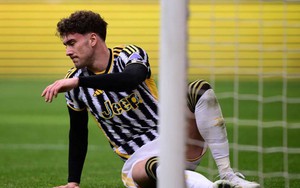 Vlahovic nhận thẻ đỏ, Juventus hòa bất lực trước Genoa, hết mơ mộng Scudetto