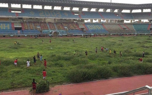 Báo Indonesia gọi tên 4 SVĐ tệ nhất thế giới, đưa sân bóng của Việt Nam lên số 1