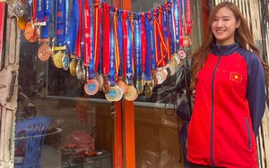 Nữ VĐV Việt Nam khoe bộ sưu tập huy chương đồ sộ ở ngay cửa hàng bán đồ ăn, dân mạng tò mò về đam mê ngoài thể thao