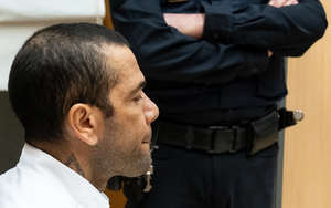 Cựu sao Barca được tại ngoại sau khi bị kết án 4 năm tù, phải tuân thủ yêu cầu đặc biệt từ tòa án