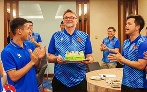 Sát giờ thi đấu Indonesia, HLV Troussier được học trò chúc mừng sinh nhật tuổi 69
