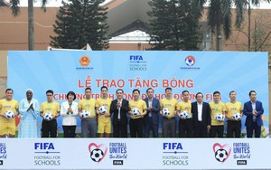 VFF tặng bóng FIFA cho học sinh Hà Nội