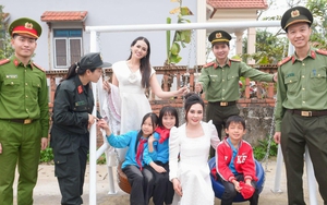 Hoa hậu Phan Kim Oanh tặng sân chơi cho trẻ em vùng biên cương