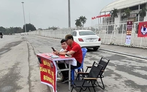 Cổng sân Mỹ Đình vắng, người hâm mộ vẫn chưa quan tâm trận Việt Nam vs Indonesia