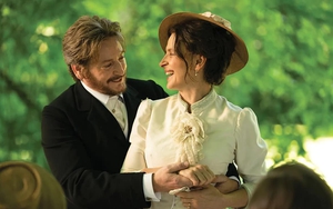 Cặp minh tinh một thời Juliette - Benoit vì Trần Anh Hùng mà tái hợp lãng mạn trên màn ảnh