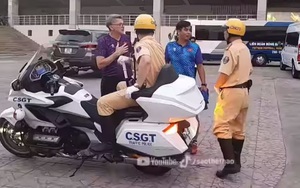 HLV Troussier được khen ngợi vì hành động bất ngờ với CSGT, nói đùa một câu mà ai nghe cũng bật cười