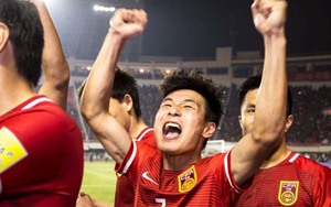 Ngôi sao từng đá châu Âu tỏa sáng, Trung Quốc đại thắng Singapore để nuôi hy vọng đi tiếp