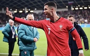 Bồ Đào Nha bại trận, Ronaldo nổi nóng, giơ 2 ngón tay ám chỉ điều muốn nói