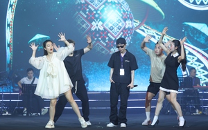 Double2T diện cả cây đen cực ngầu đến tổng duyệt Cống hiến 2024