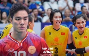 Bích Tuyền và đồng đội nhận quyết định của Liên đoàn bóng chuyền châu Á trước trận chung kết