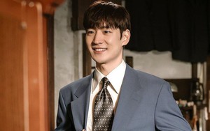 Mỹ nam Lee Je Hoon tái xuất với ‘Chief Detective 1958’