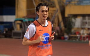 Tuấn Anh nhận 'quà' đặc biệt từ CĐV trong ngày ra mắt CLB Nam Định