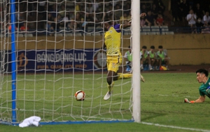 Khung thành rộng mở, cầu thủ đắt giá nhất CLB Hà Nội bỏ lỡ cơ hội ở khoảng cách không tưởng