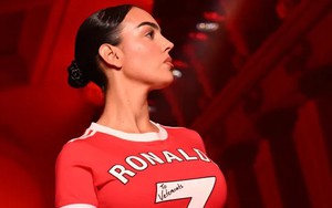 Georgina Rodriguez thu hút trong bộ váy 'có một không hai' lấy cảm hứng từ Ronaldo 