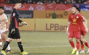 HLV Kiatisak nói lời gan ruột về Xuân Trường sau khi CAHN suýt thua Hà Tĩnh