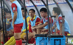 Bức ảnh trùng hợp đến kì lạ: 3 tiền vệ từng tài năng nhất của bóng đá Việt Nam cùng ngồi dự bị và giờ đang cùng... sa sút