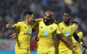 Rimario đá hỏng phạt đền, Thanh Hóa vẫn giành điểm nghẹt thở phút 90+7 trước Nam Định