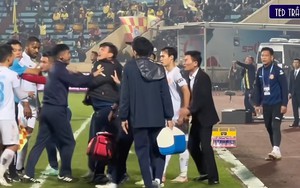‘Máy chạy’ của ĐT Việt Nam và BHL đội đầu bảng V-League phản ứng quyết liệt về thẻ vàng ở cuối trận