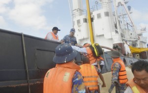 Cứu 4 ngư dân trên tàu bị mắc cạn tại Trường Sa