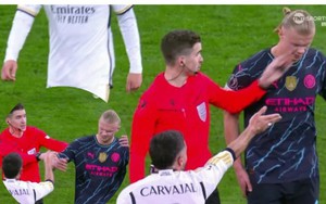 Erling Haaland lại ‘tàng hình’ một cách khó tin trước Real, bị trọng tài gạt tay vào mặt