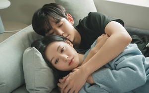 Tập 12 'Queen Of Tears': Kim Soo Hyun âu yếm Kim Ji Won sau lời tỏ tình