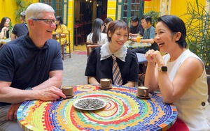 Mẹ con diva Mỹ Linh cùng CEO Apple Tim Cook uống cà phê trứng Hà Nội