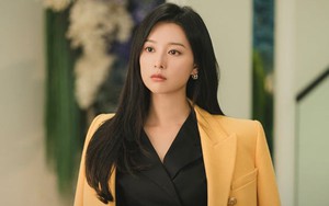 Trái ngược với 'Nữ hoàng nước mắt', Kim Ji Won tự nhận mình 'nhàm chán' ngoài đời thực